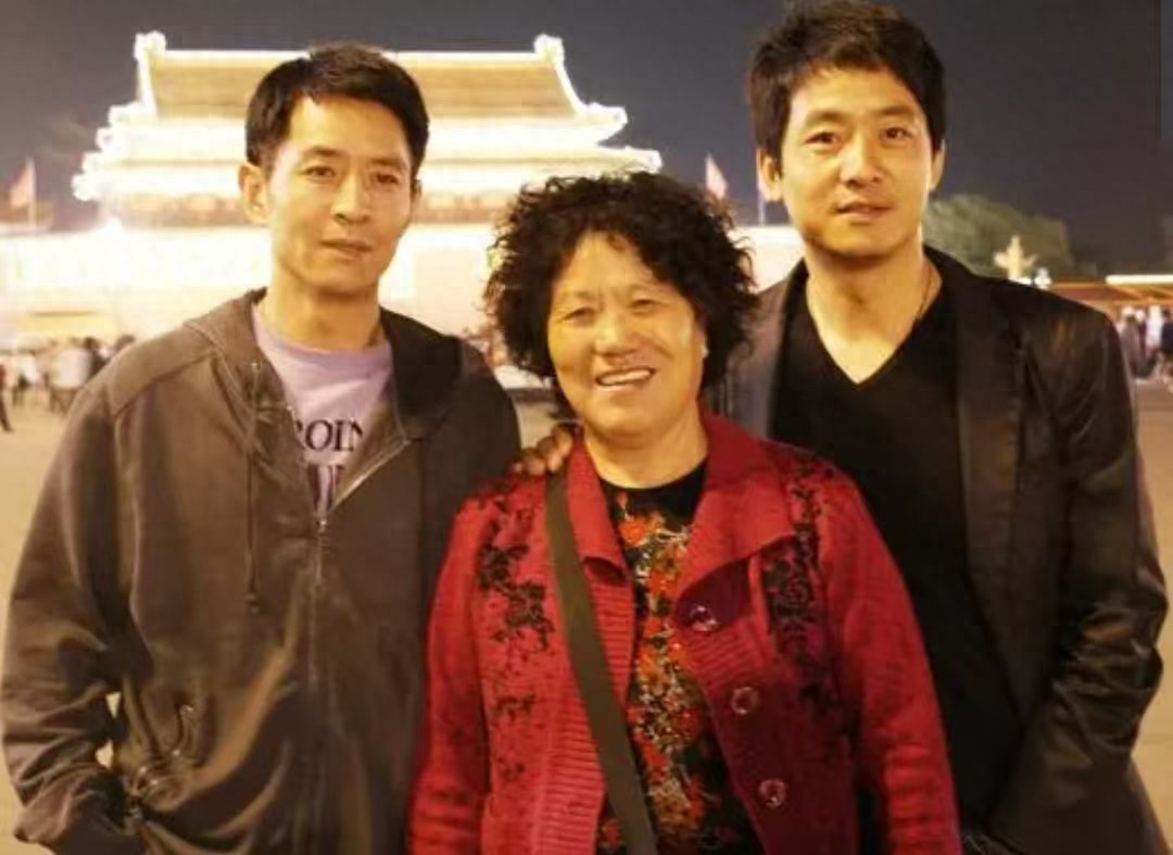 郭晓东郭晓峰是亲兄弟，但看到两人的妻子后，审美差别还是挺大的