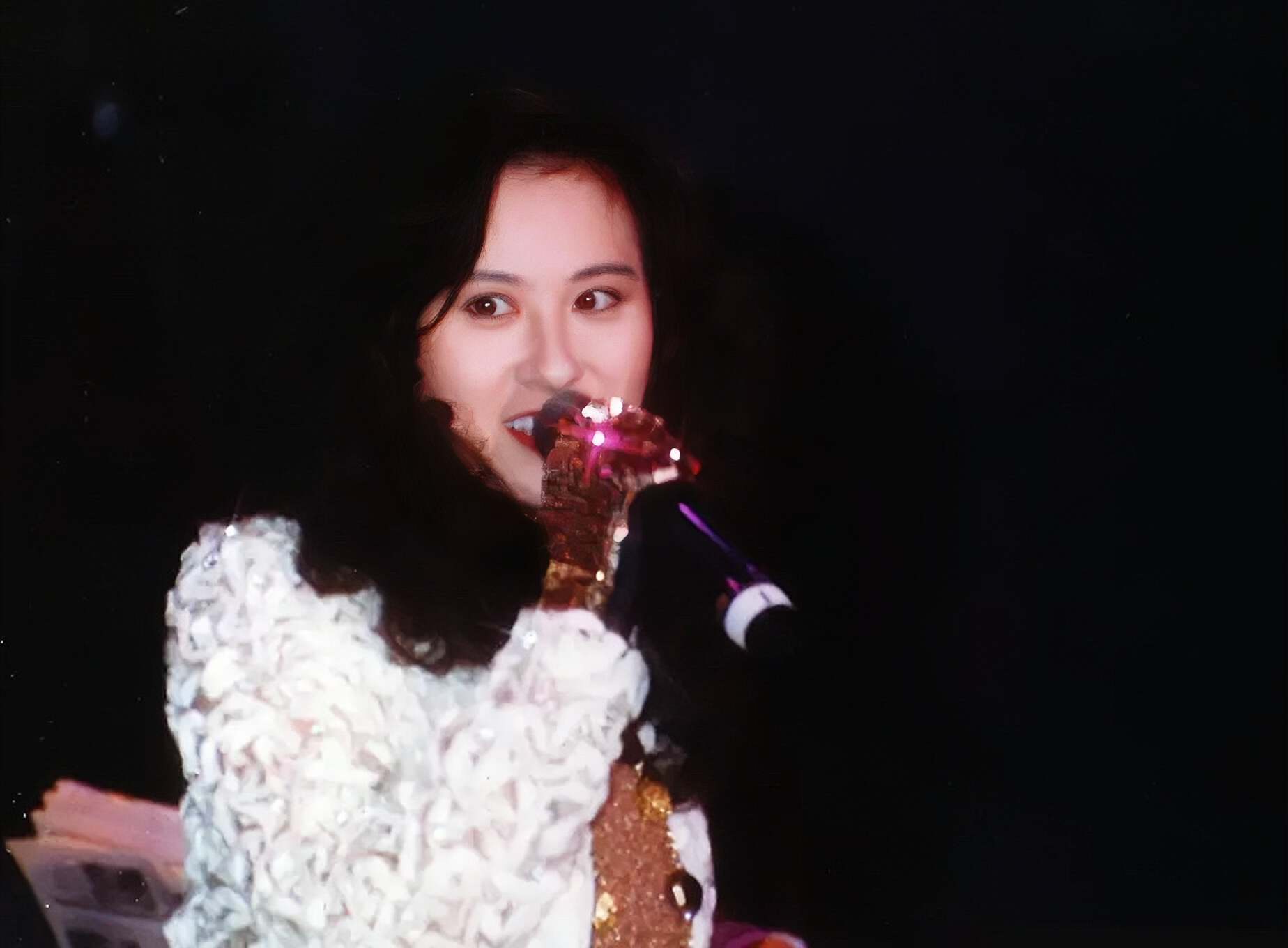 香港知名女星容貌大变，出席活动突然中途退场，患甲亢身体出问题