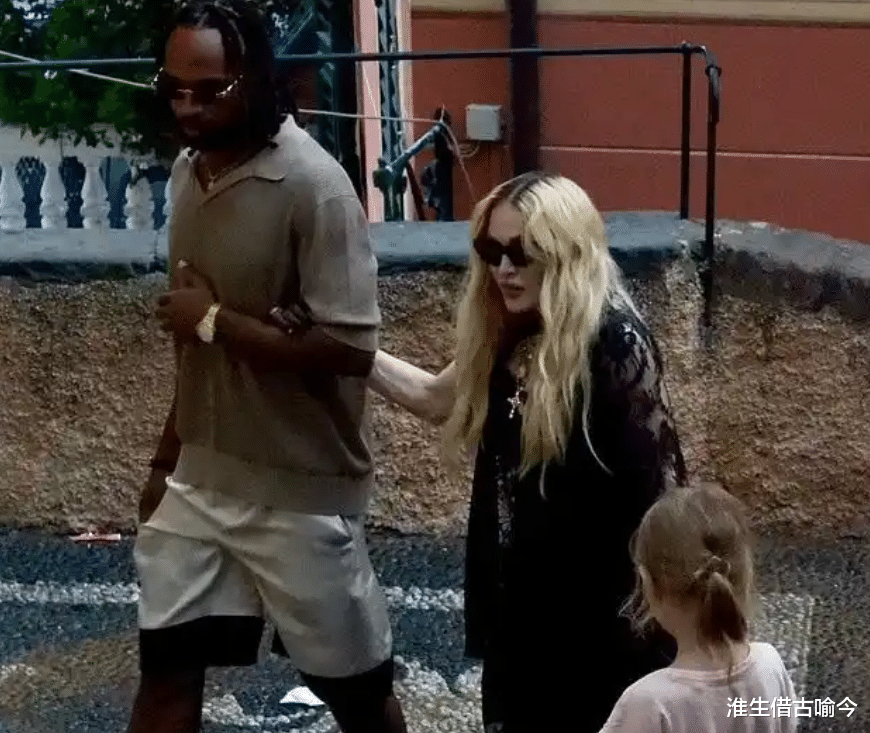 66岁麦当娜坐在29岁黑人男友腿上，穿驼色透明网纱披肩，又美又嫩