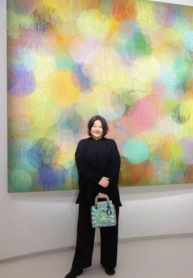 64岁洪晃大变样,瘦了二十斤 背Dior包气质绝,果然人靠衣装马靠鞍