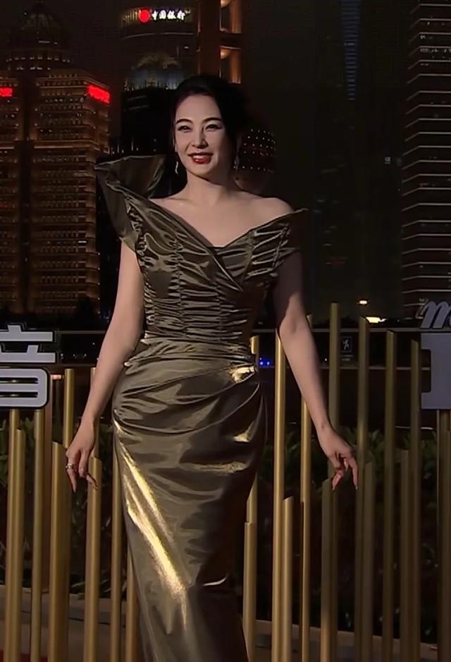 张雨绮还是美的太全面了，一出场就秒杀贾静雯 还甩了黄圣依一条街