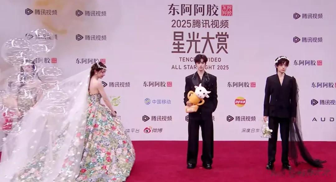 星光大赏太尴尬！抢话挡镜头，念错字场地还小，被嘲是灯光小赏