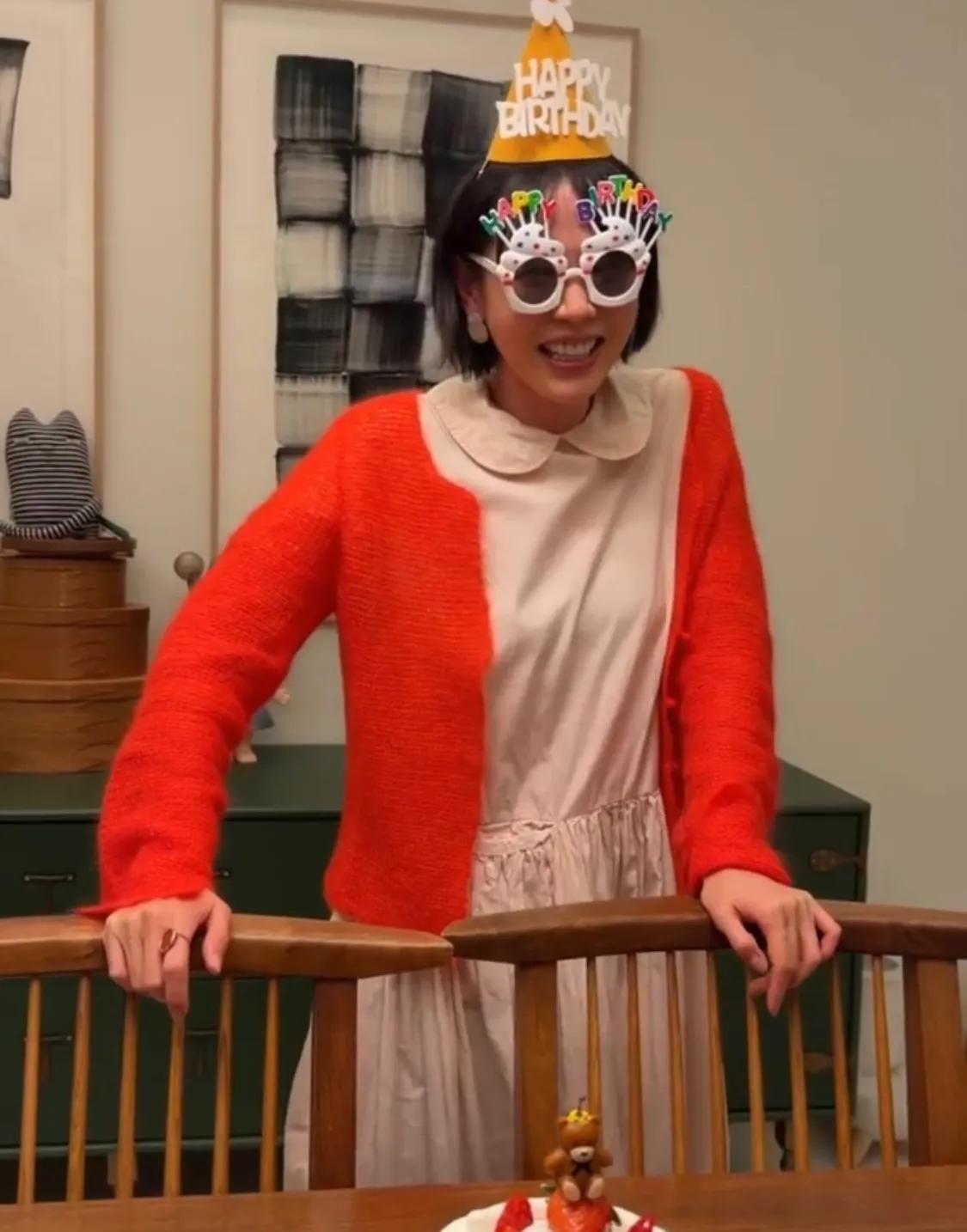 孙艺珍儿子陪她过生日,孕肚明显疑怀二胎,家里的水晶吊灯很奢华