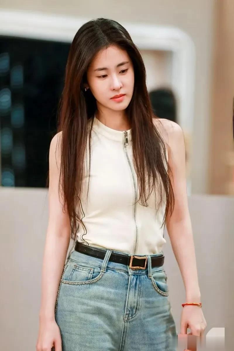 张碧晨穿连衣裤现身线下活动，勒太紧，造型一言难尽怎么穿上的？