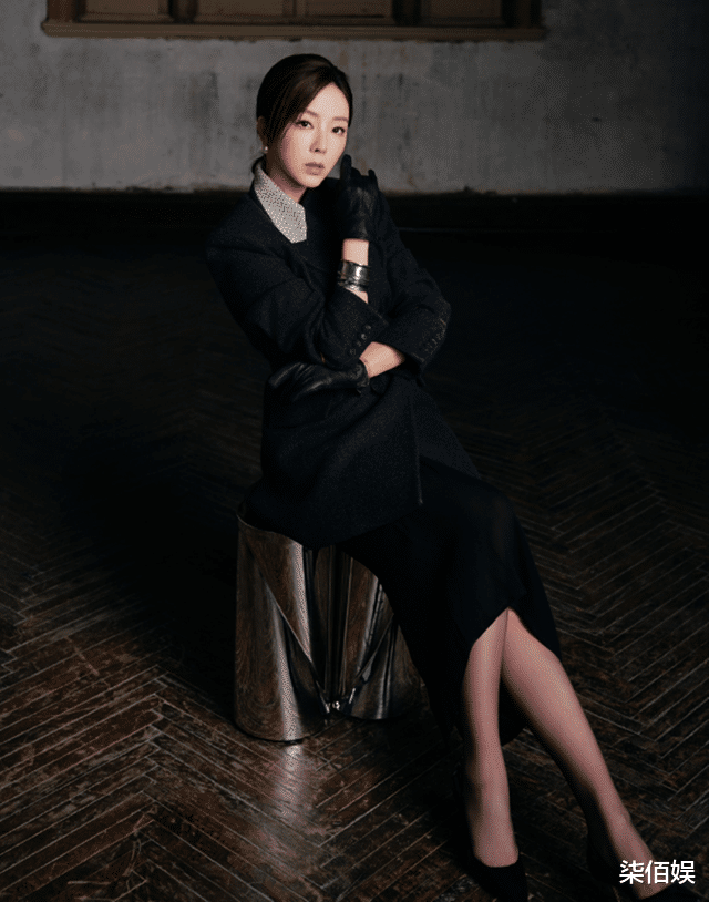 李思思带孩子比利时过暑假,坐姿好优雅,两个儿子光看背影就很帅