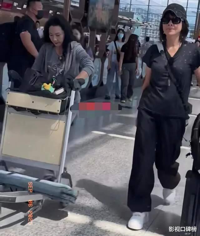 《一路繁花2》还没开播,张柏芝就赚足了眼球,扎着脏辫身材纤瘦