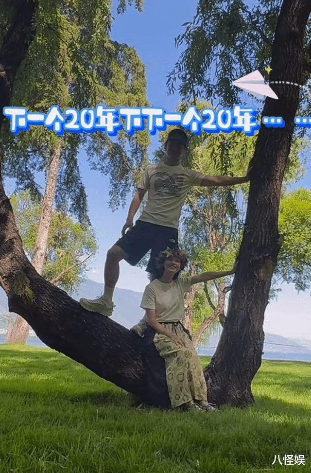 任天野520晒照，妻子露面年轻漂亮，俩人定居大理牵手骑车真幸福