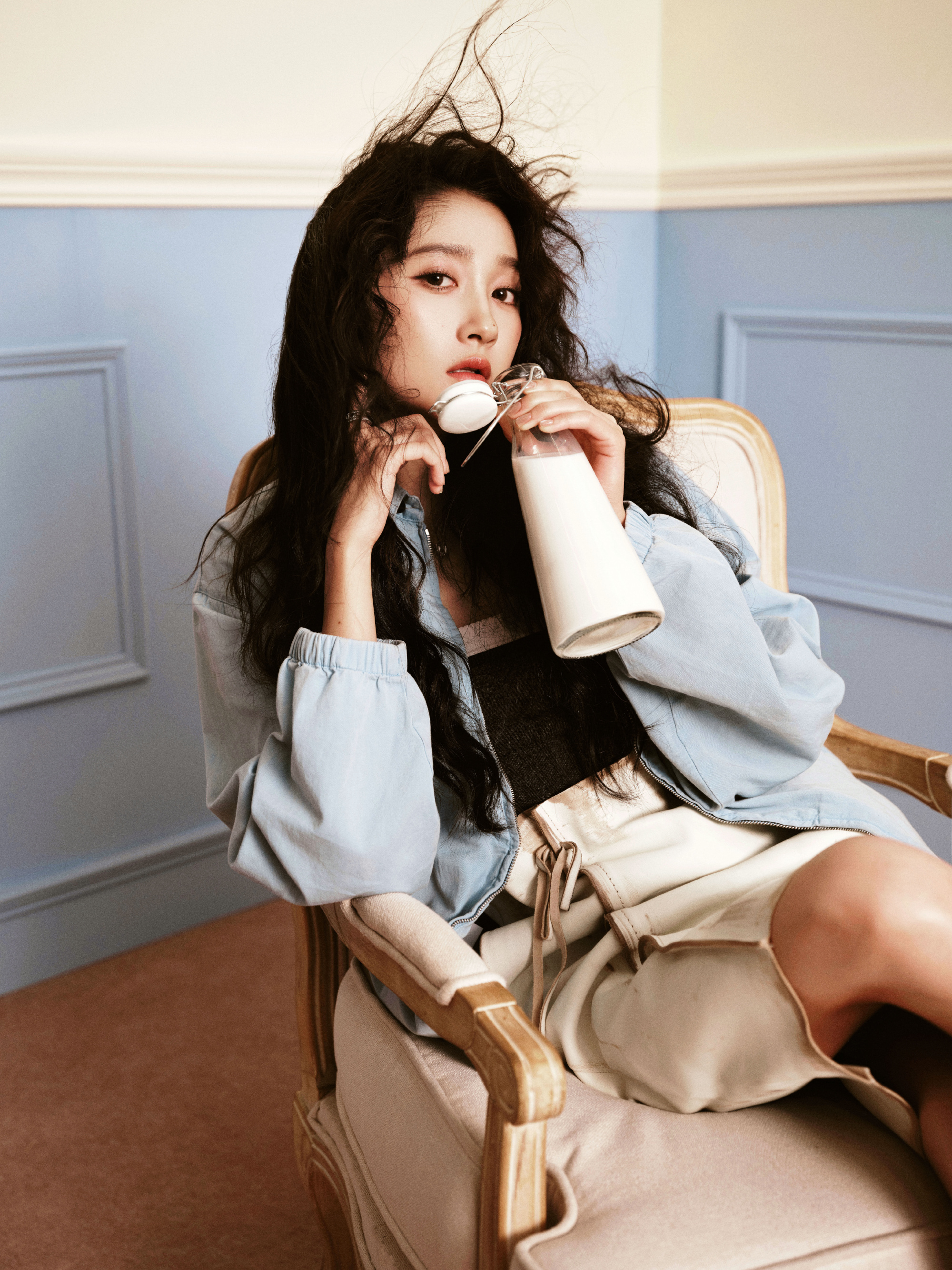 关晓彤在铺满色彩的梦幻城堡里 ???