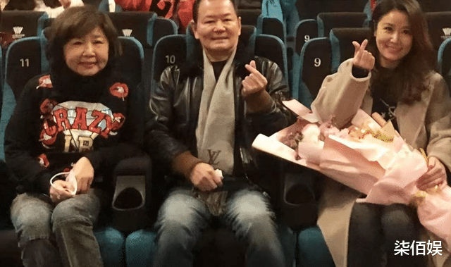 林心如父母露面,75岁林爸180高个好显年轻,与林妈复婚后很甜蜜