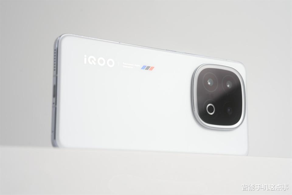 iQOO 15 Ultra关键配置被确认:2K大直屏+主动散热风扇,有潜望镜