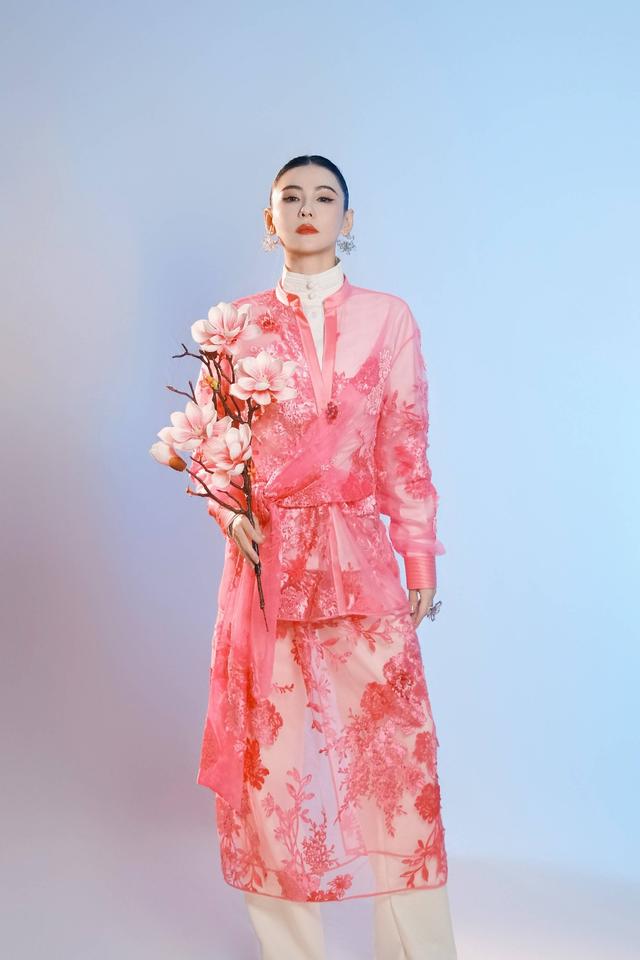 张柏芝亮相VOGUE Art 粉色蔷薇优雅绽放