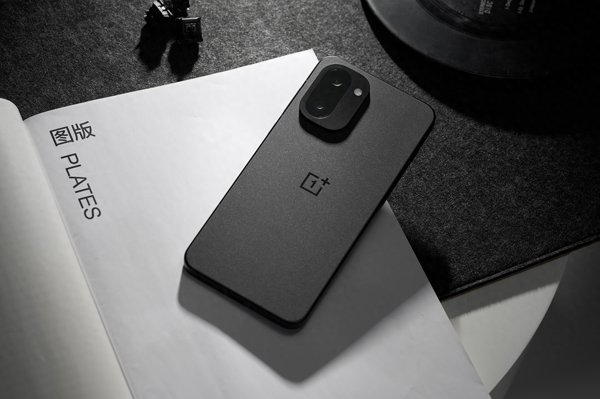 「鮮Phone畫報」一加 Ace 6T閃速黑：簡約實力派