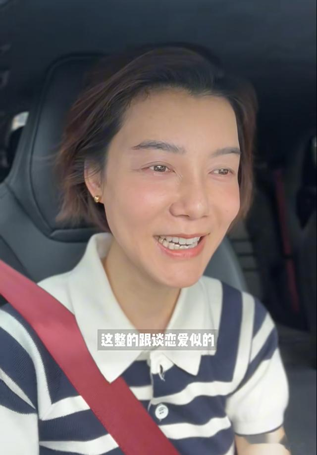 43岁车晓和朋友去逛市集，素颜医美后遗症明显，脸部馒化表情僵硬