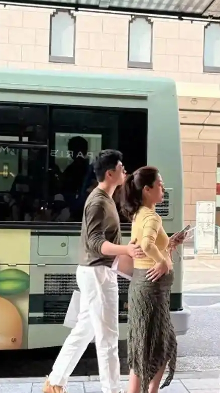 32岁杨采钰大方晒孕期照！发福明显脚肿孕味足，手上钻戒比孕肚更抢眼