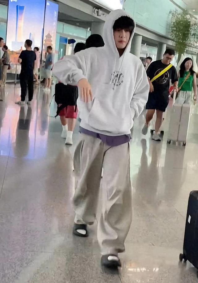 胡可带两个儿子回北京，安吉高大帅气，小鱼儿憨厚颜值不如哥哥