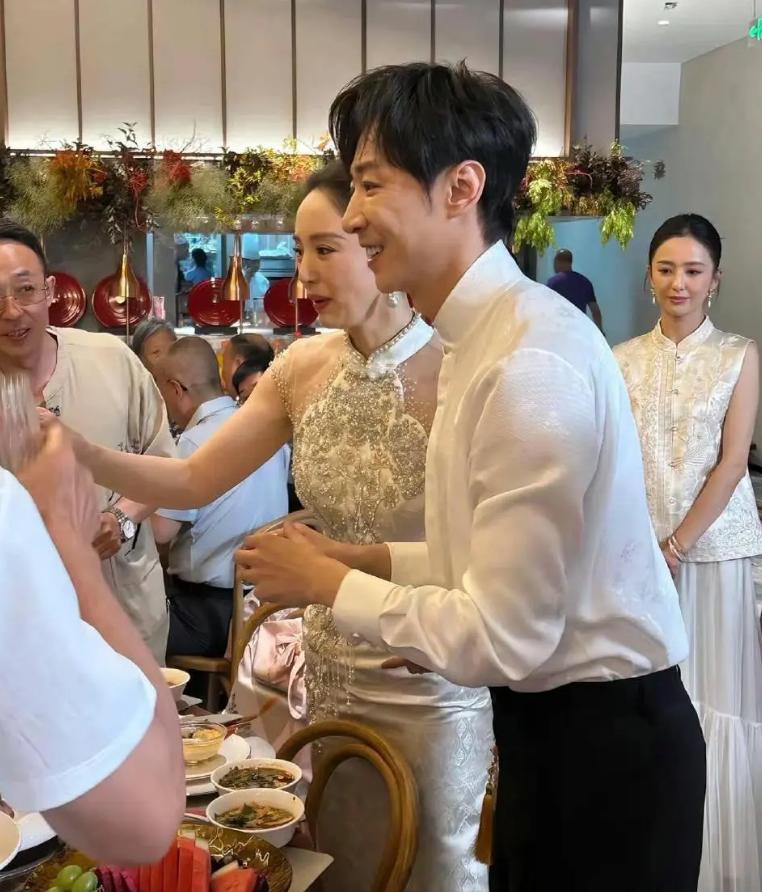 与张维伊二婚才三个月,45岁董璇腹部微隆走路小心,前夫罕见发声