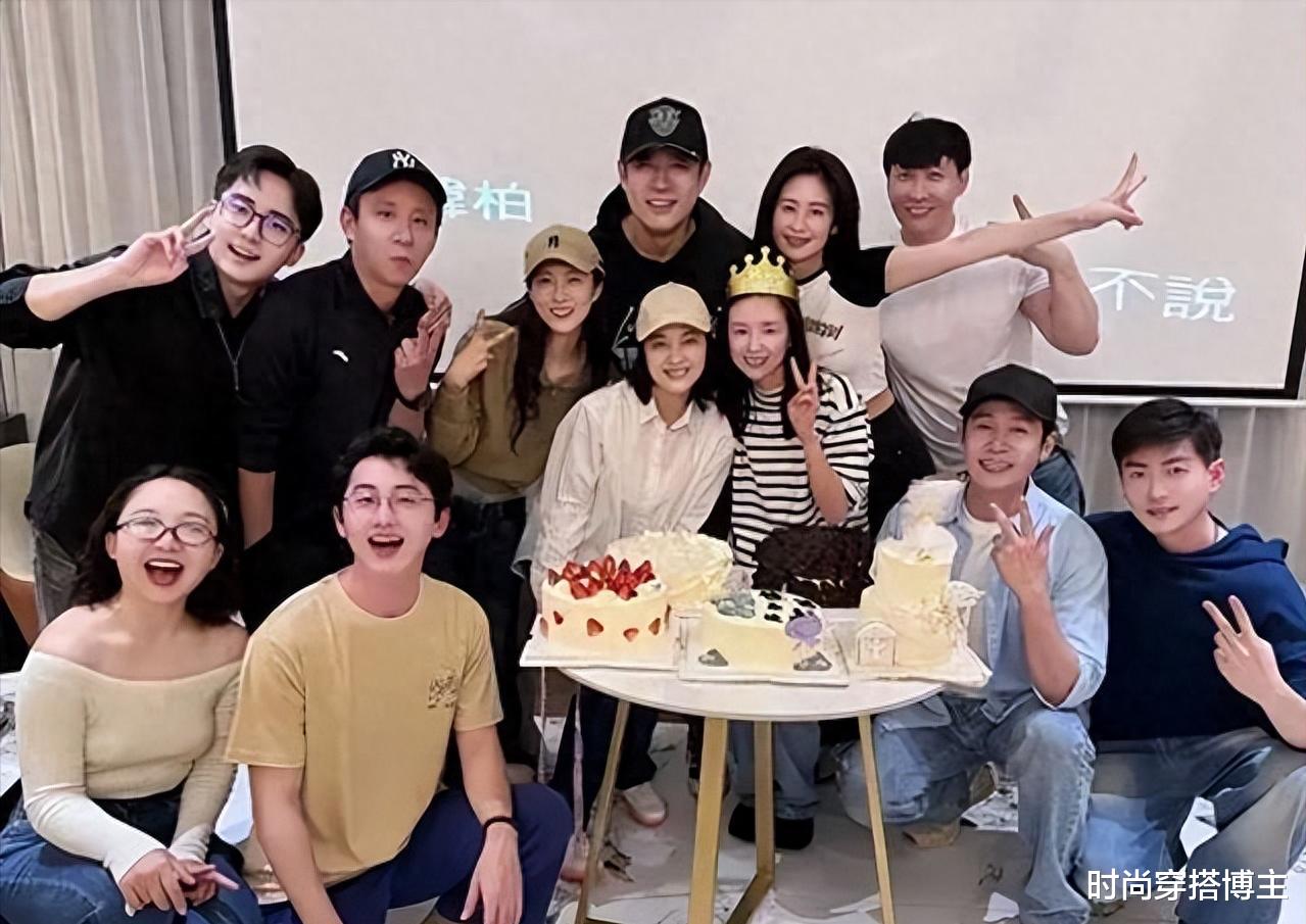 董洁44岁生日被剧组人员团宠，穿条纹衣服显年轻，活力十足似少女