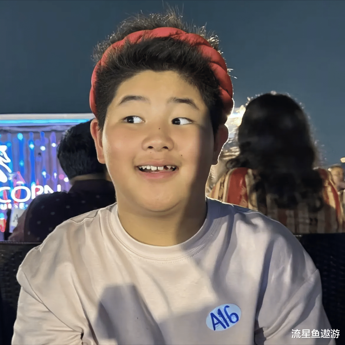 沙溢一家三里屯逛街：10岁儿子身高逆袭，14岁安吉瘦成“忧郁诗人”