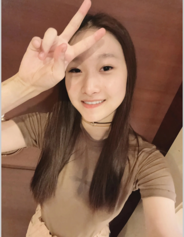 马伊琍大女儿暑假晒照,16岁爱马染发一脸千金相,五官和文章太神似