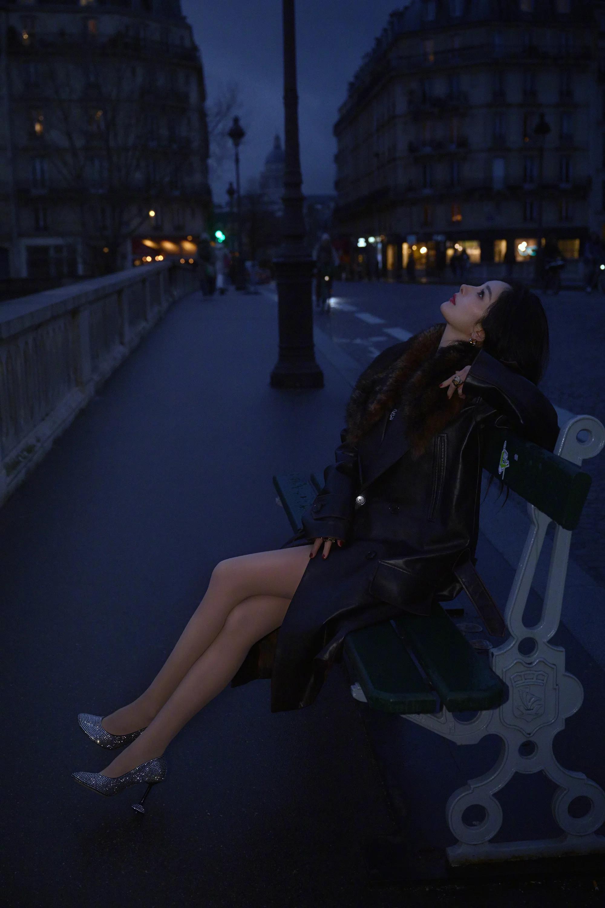 杨幂,一身黑裙大长腿,靓丽夺目