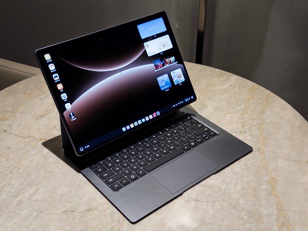 華為 Mate 旗艦新機上手：我們用 20 倍長焦微距，找到了一個小彩蛋