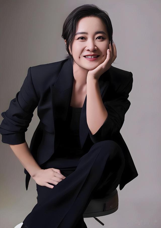 \消失\快1年，贾玲再传新动态，瘦出新高度的她又给内娱上了一课