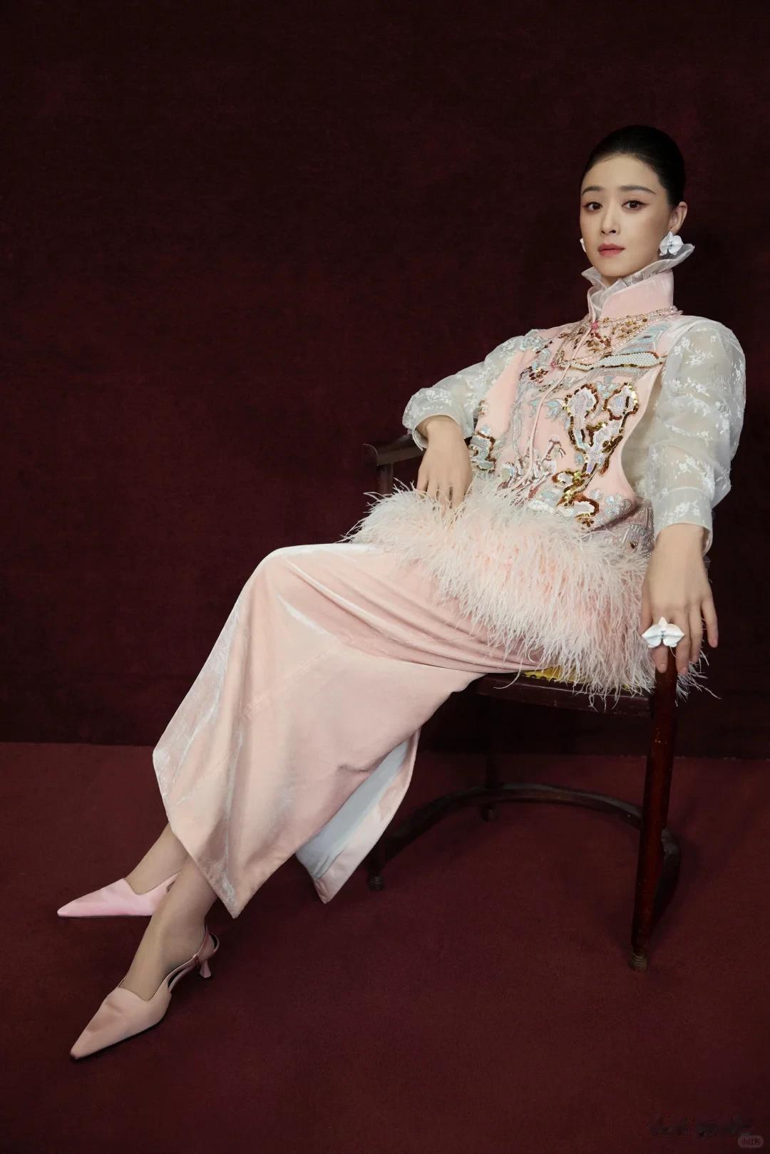 42岁蒋欣活动穿搭：新中式上衣+半身裙，皮肤紧致，瘦身后更美了