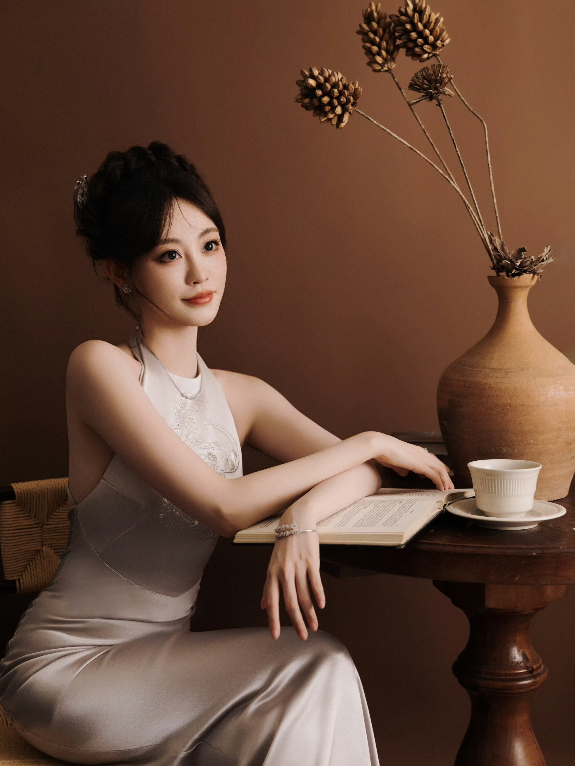 祝绪丹穿露背旗袍亮相！身段玲珑，古典韵味太勾人