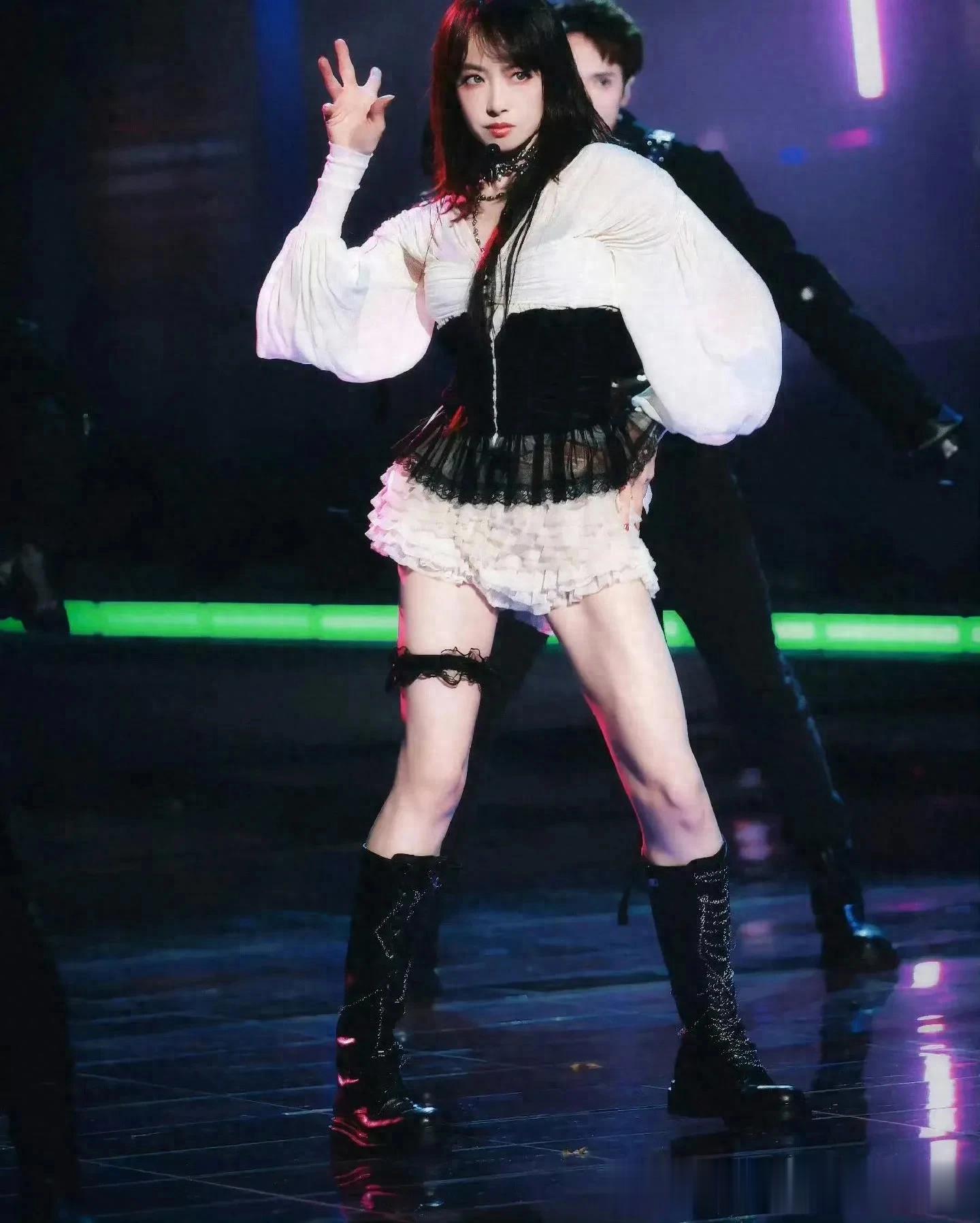 宋茜热舞直拍谁懂啊,这肉腿是真的爱了