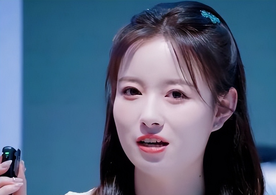 庞铮主持翻车：星光大赏变尴尬现场，选择性道歉再惹争议