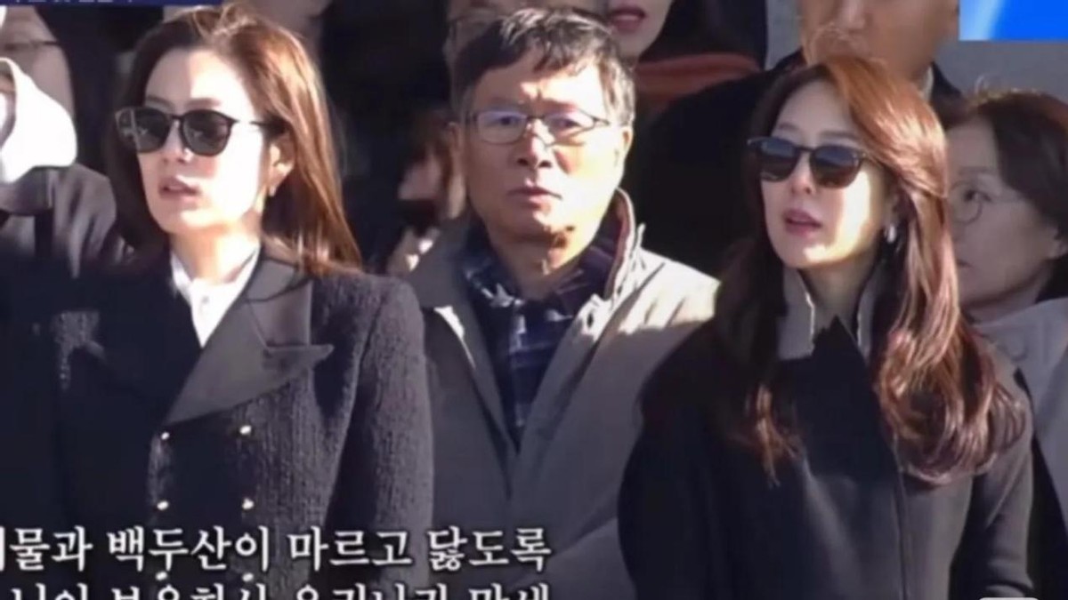 跟李在镕离婚16年，林世玲过得舒心多了，和25岁儿子同框像姐弟