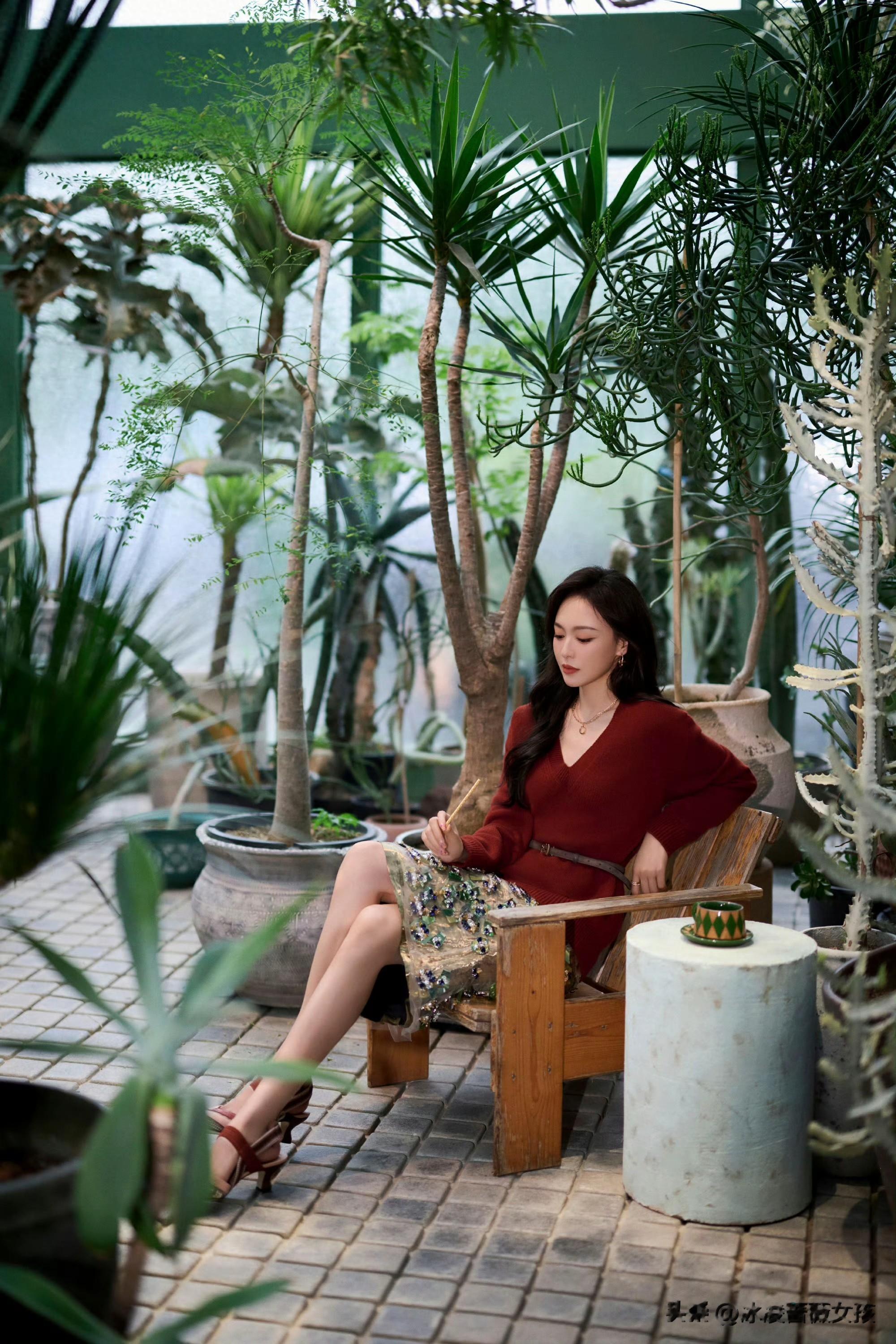 唐嫣红衫配花裙，植物园里的复古缪斯