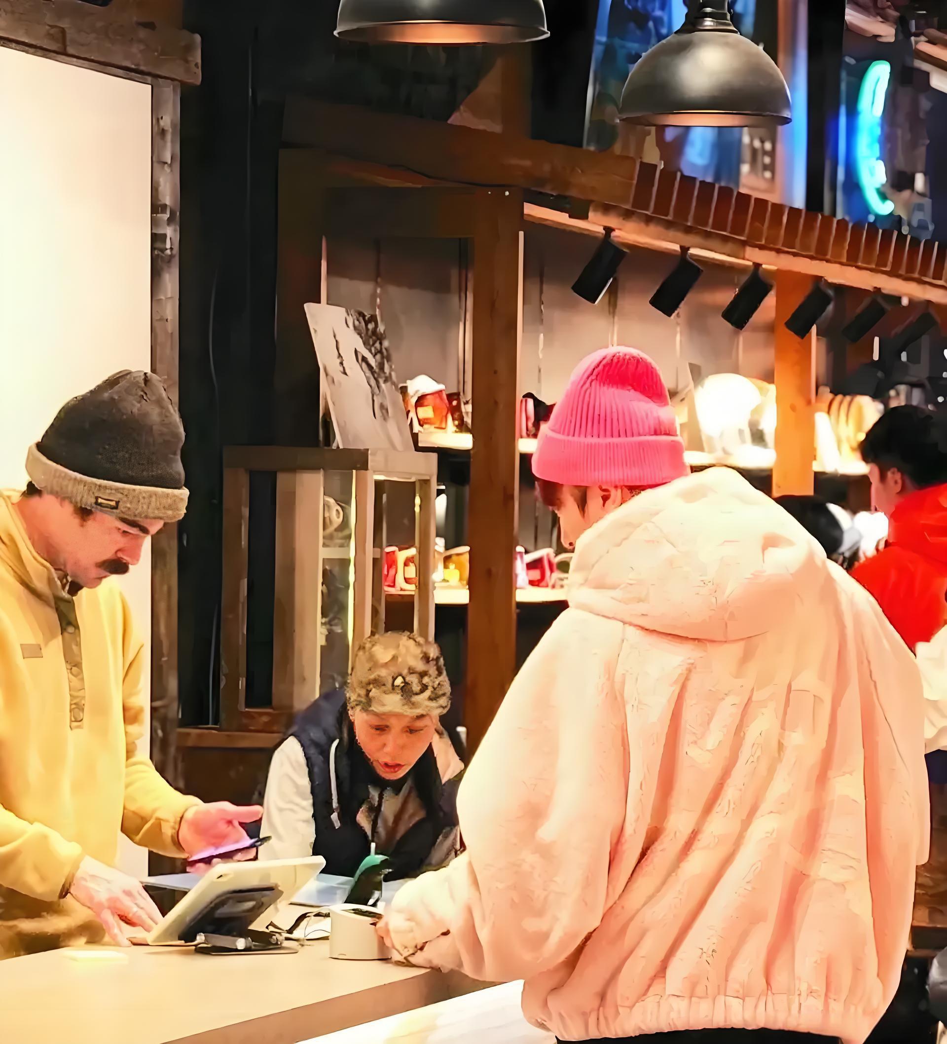 黄一鸣带女儿医院看病,意外暴露女儿名字,网友:王思聪会后悔的