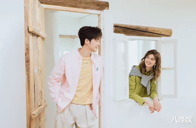 董力带娃现身机场,7岁混血儿子金发大眼睛高又帅,情商也好高