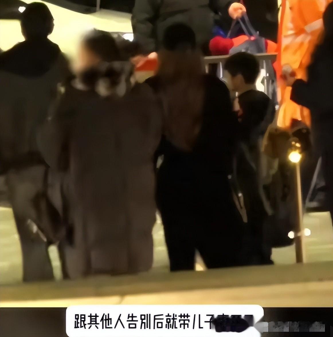 黄晓明杨颖带儿子游玩!给前妻拎包很顺手,小海绵明显跟妈妈亲近