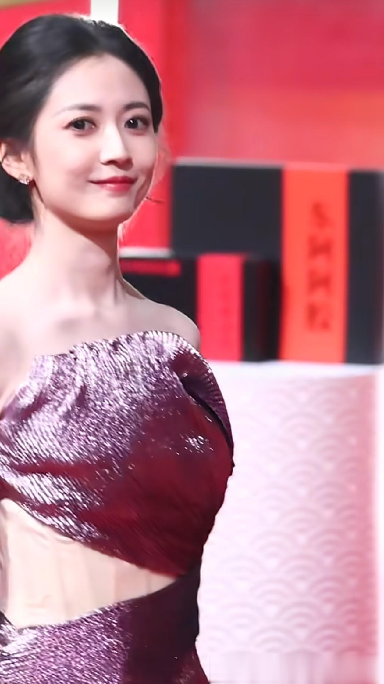 33岁陈钰琪活动穿搭：盘发+抹胸开叉裙，温婉动人，美得像25岁