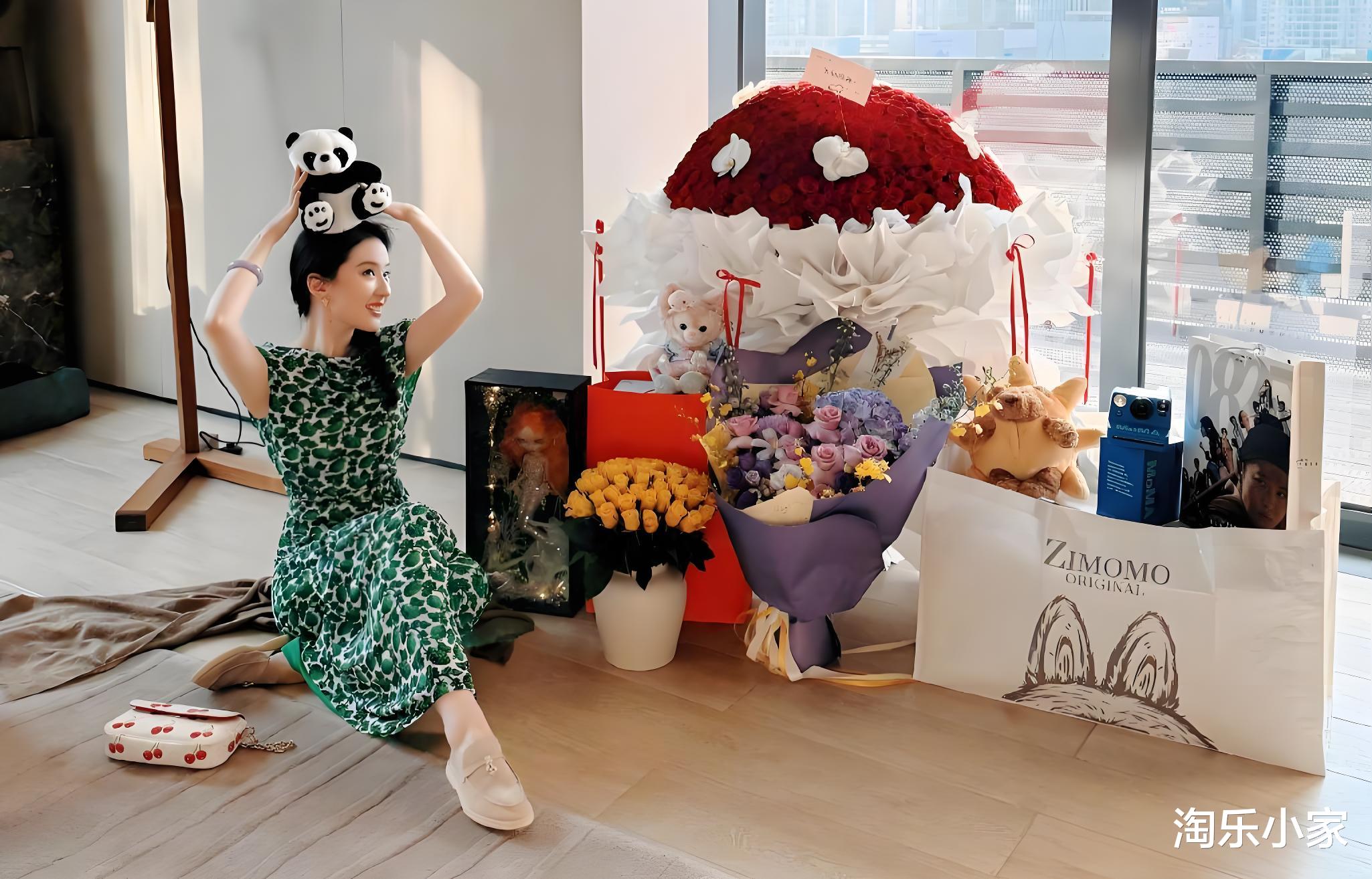 网友成都偶遇刘亦菲庆生！穿碎花裙吃火锅，这状态谁敢信？