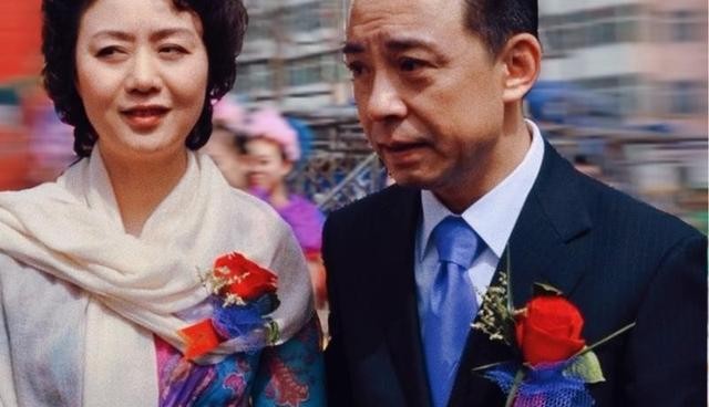 于魁智李胜素疑贬内地观众,喝酒照曝光绯闻再起,他有妻儿她单身