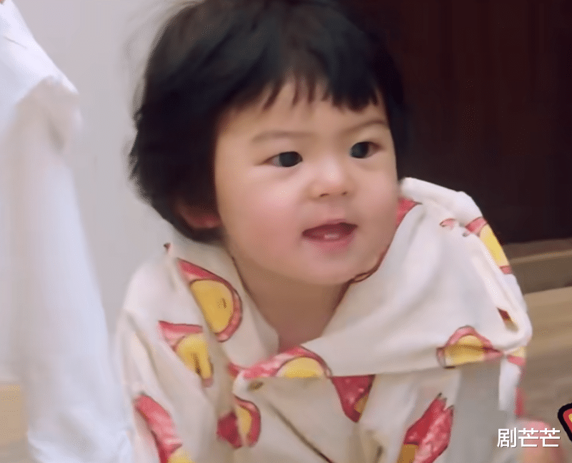 看了贾静雯大女儿颜值变化,才懂赵又廷的心酸:女儿像爹太愁人了