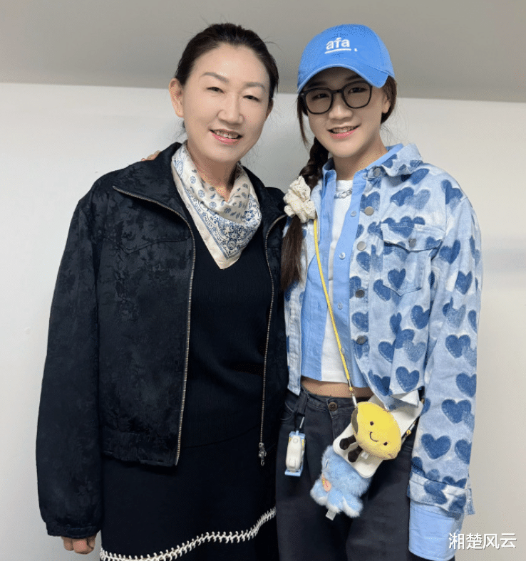 陈梦与妈妈现身张杰演唱会,网友大赞太漂亮了,妈妈跟陈梦提要求