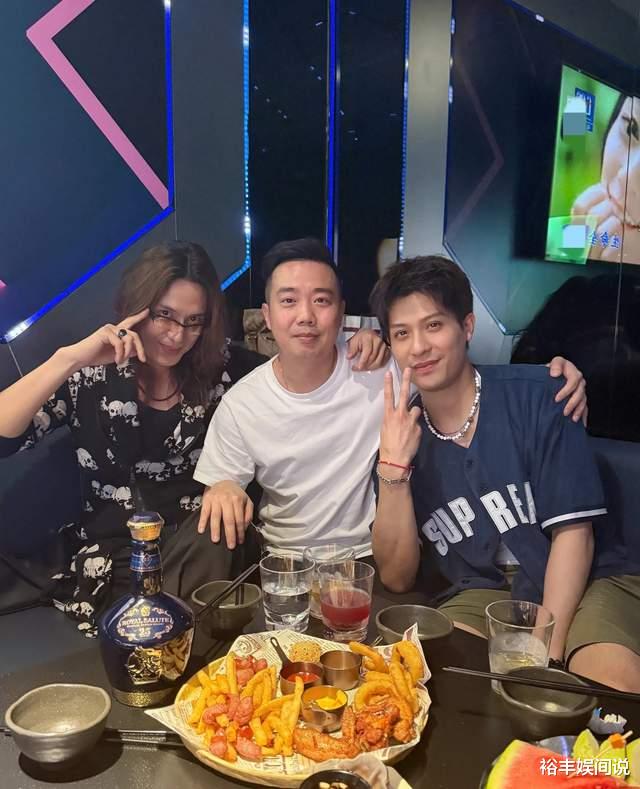 47岁陈楚河与“青堂堂主”聚会！留长发喝2000元洋酒，动作好调皮