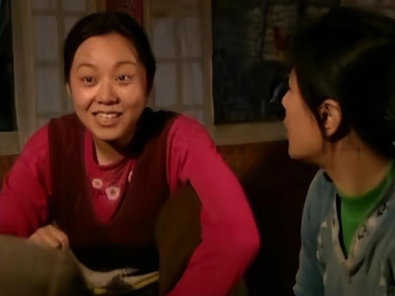 54岁闫妮现身沈阳街头，她皮松肉垮老到不敢认，眼神犀利不微醺了