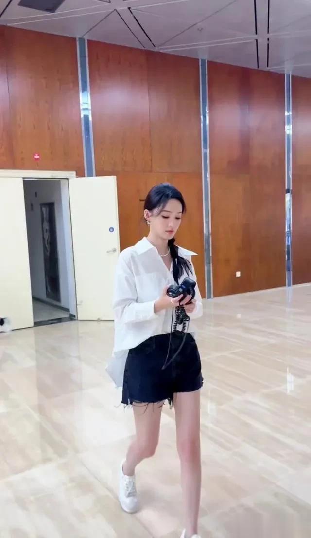 李沁这是化了多浓的妆啊,差点认不出来了,这是干嘛,风风火火的