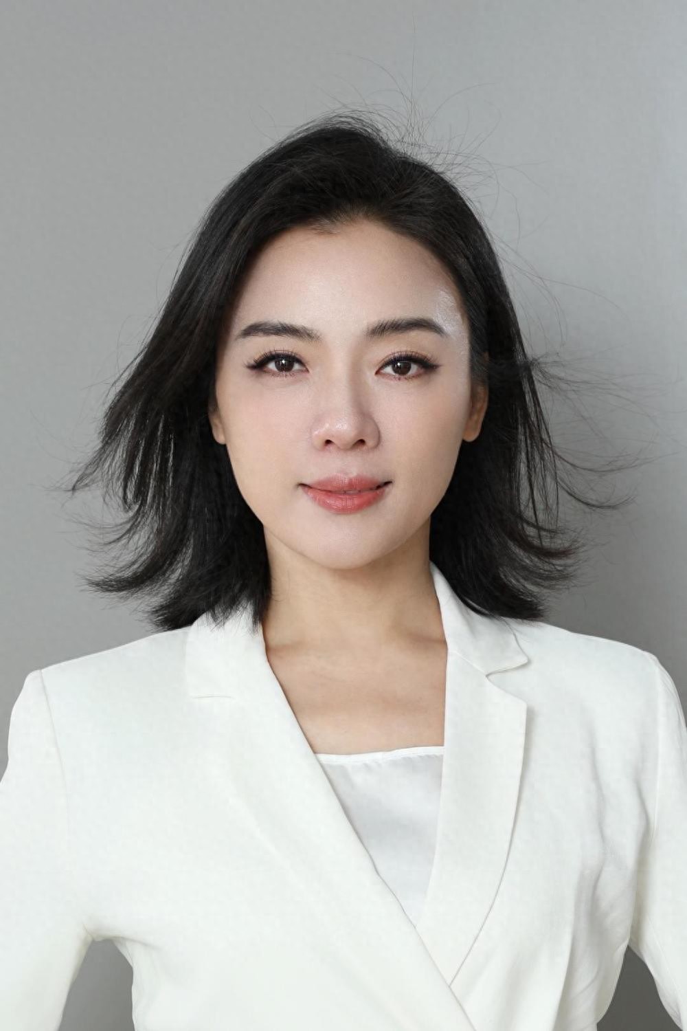 民歌天后陈思思,嫁给青歌赛冠军师鹏生一女,今49岁气质依旧动人