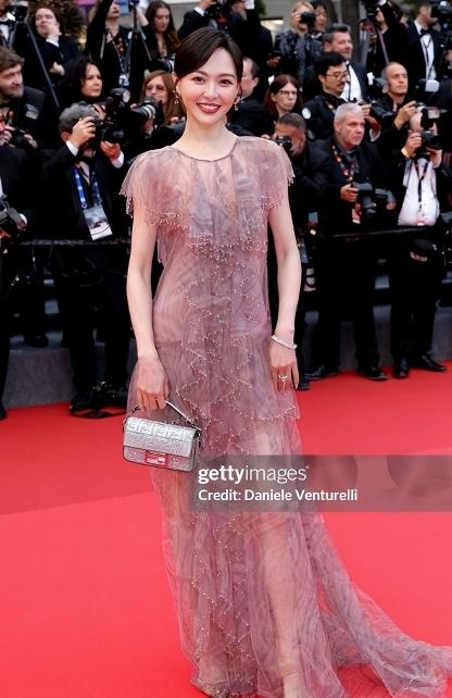 45岁高圆圆生图曝光！眼纹明显却美上热搜：她凭什么赢过20岁网红