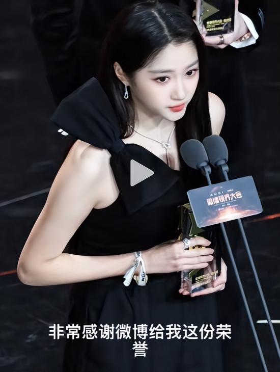 关晓彤亭亭玉立的形象深入人心，她从国民闺女变身最具潜力演员