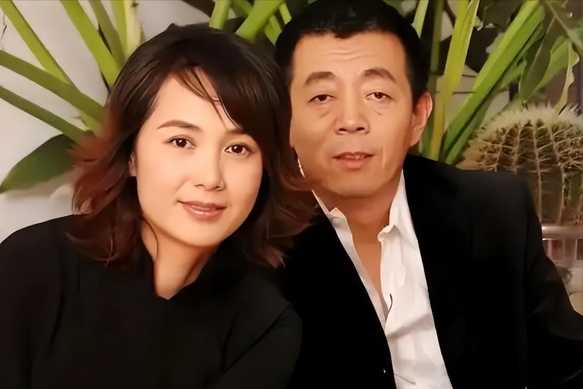 60岁蒋雯丽现状：定居英国，又瘦又老，网友惋惜：一代女神也老了