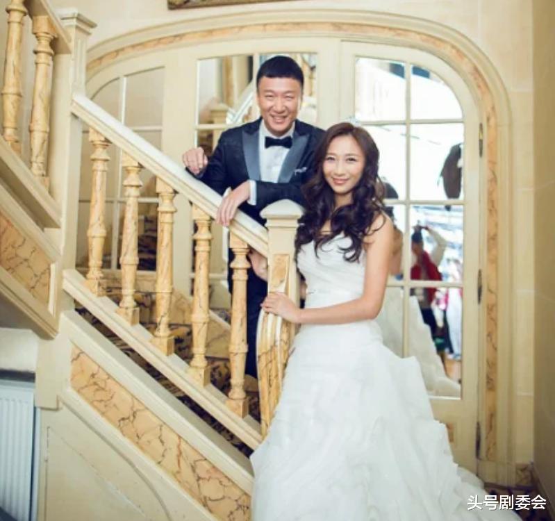 54岁孙红雷西班牙被偶遇,脸垮皮松身材消瘦,穿红色吊裆裤超抢眼