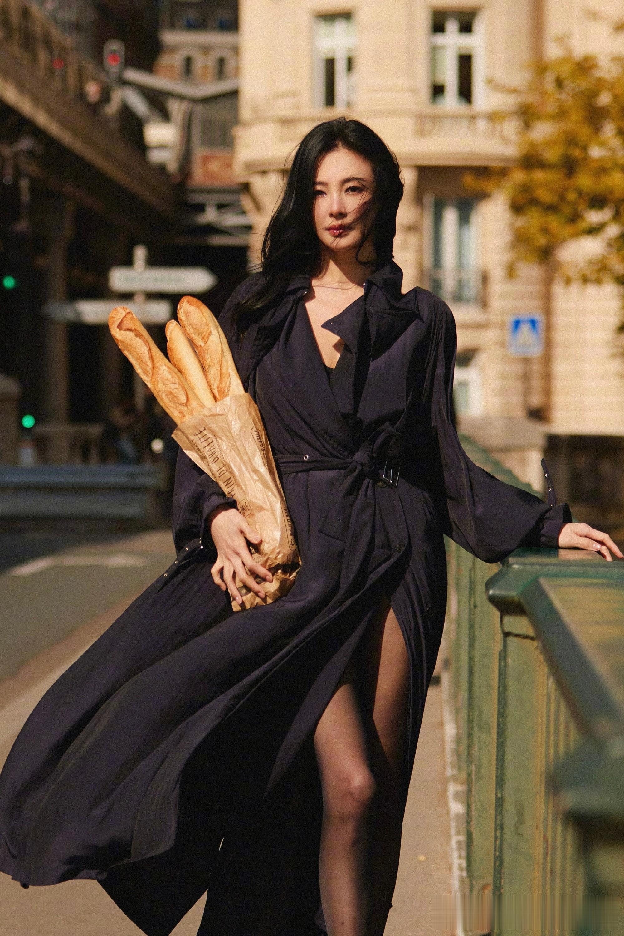 张雨绮巴黎时装周黑风衣造型，“若兰式”霸气氛围感直接拉满！