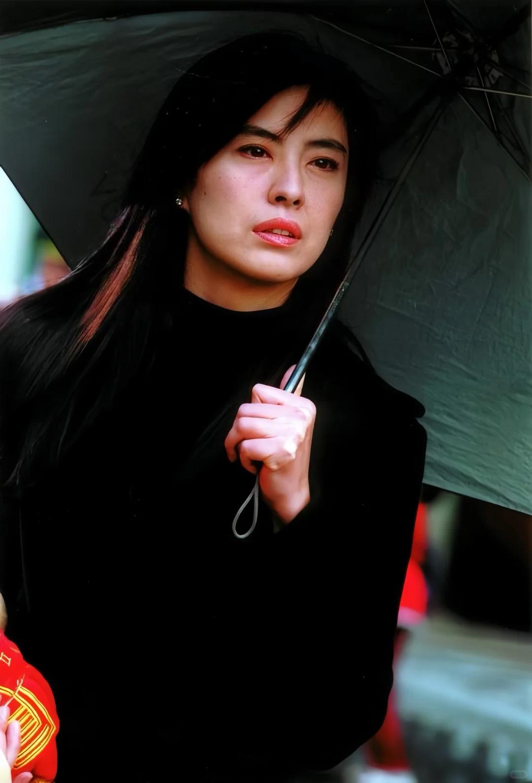 58岁王祖贤健身房运动，举铁戴口罩眉头紧皱，肚大如箩真该减肥了